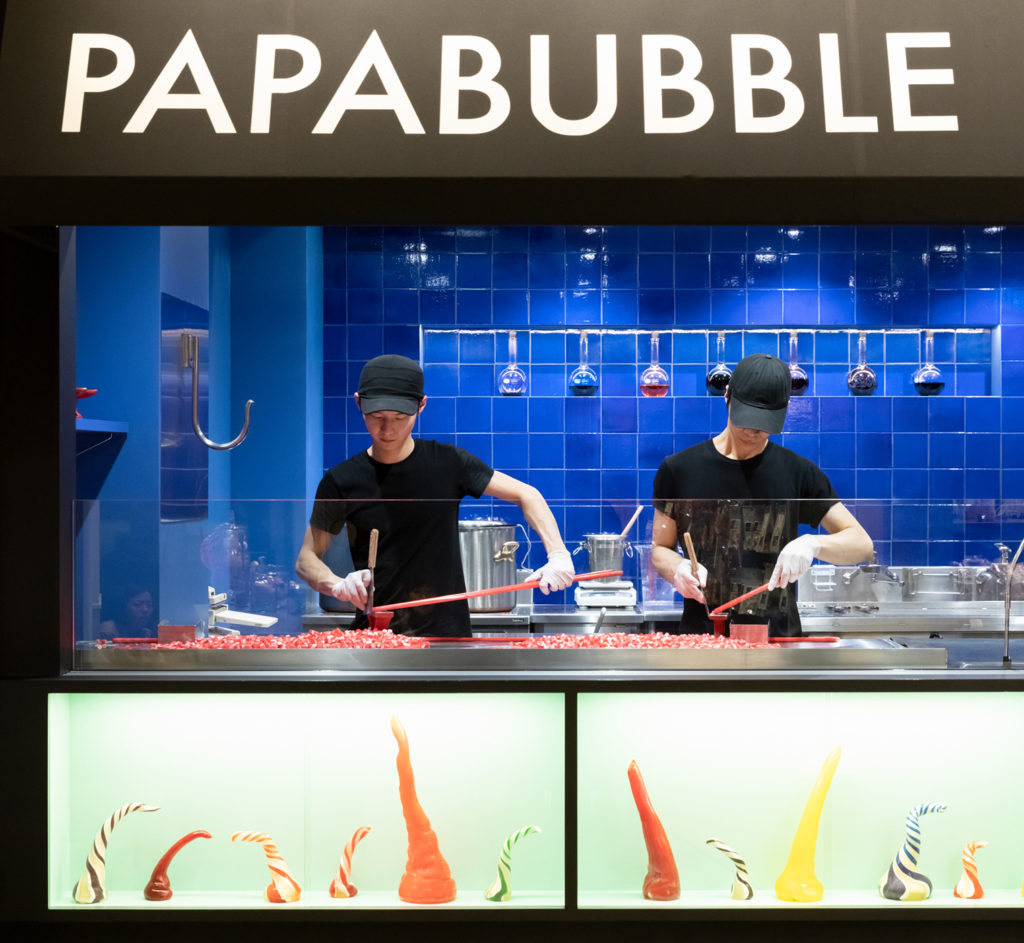 2003年、バルセロナで生まれたパパブブレは、  伝統のアメ細工の技術をパフォーマンスにまで昇華しました。