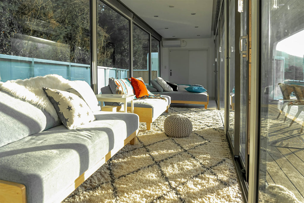 自然美と調和する大胆なデザインの客室で贅沢な宿泊