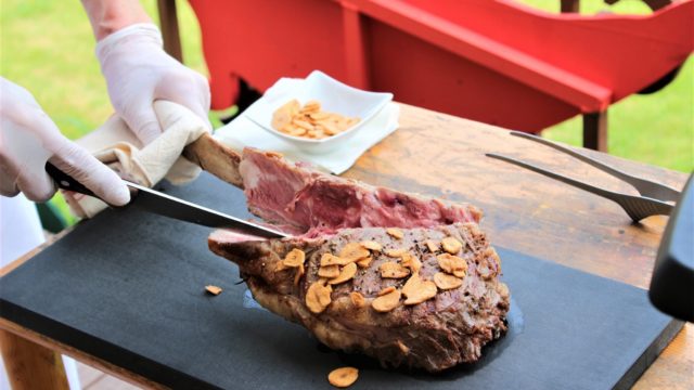 スキージャム勝山のグランピングBBQホテルシェフが仕上げる「約1㎏の骨付き熟成リブ肉」
