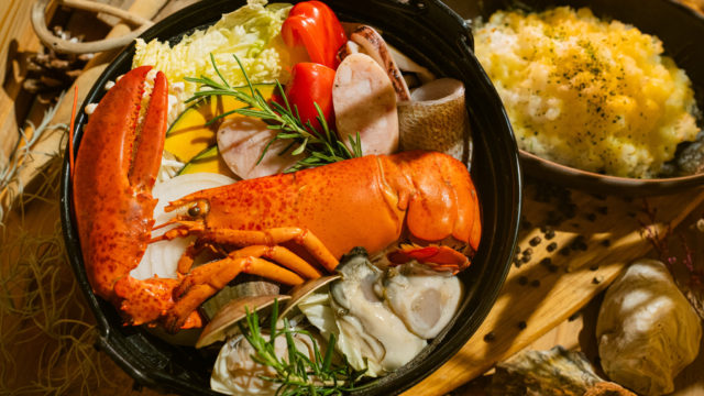 【愛知 リゾート】オマール海老と海鮮の旨味が詰まったブイヤベース鍋が冬のディナーに新登場。オーシャンビューの客室から味わう鍋と温泉で、冬の海を堪能する。