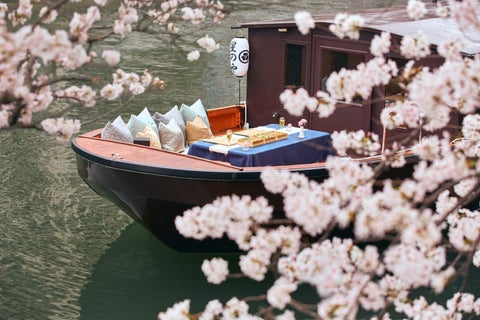 【星のや東京】貸切舟で桜の絶景を眺めながら、特製花見重を堪能する「春日向の花見舟」開催｜期間：2024年3月25日〜4月10日